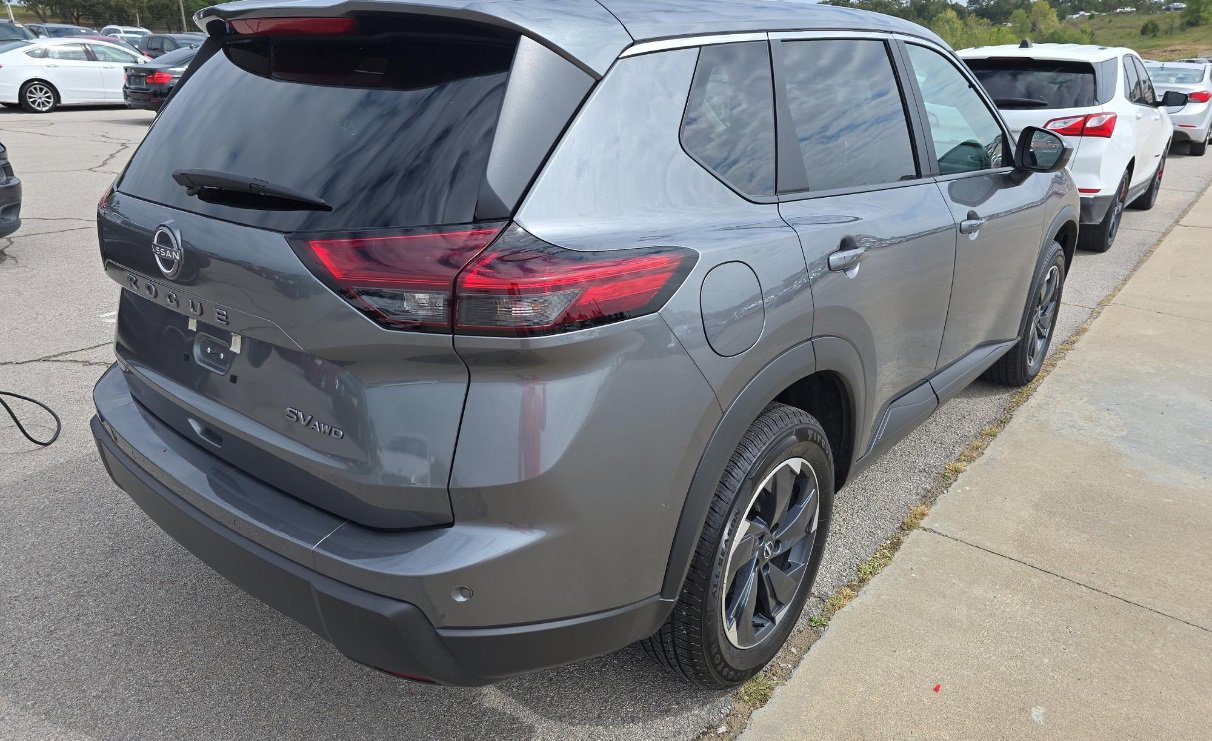 2024 Nissan Rogue SV photo 3