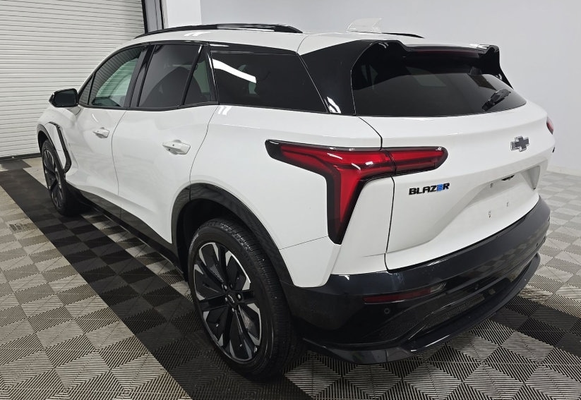 Used 2024 Chevrolet Blazer EV RS with VIN 3GNKDCRJ0RS132084 for sale in Kansas City, MO