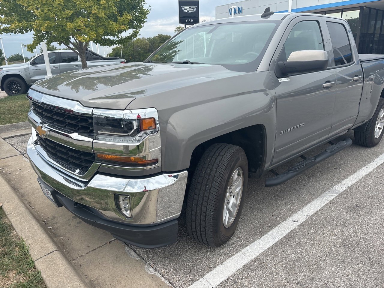 2017 Chevrolet Silverado 1500 LT photo 2