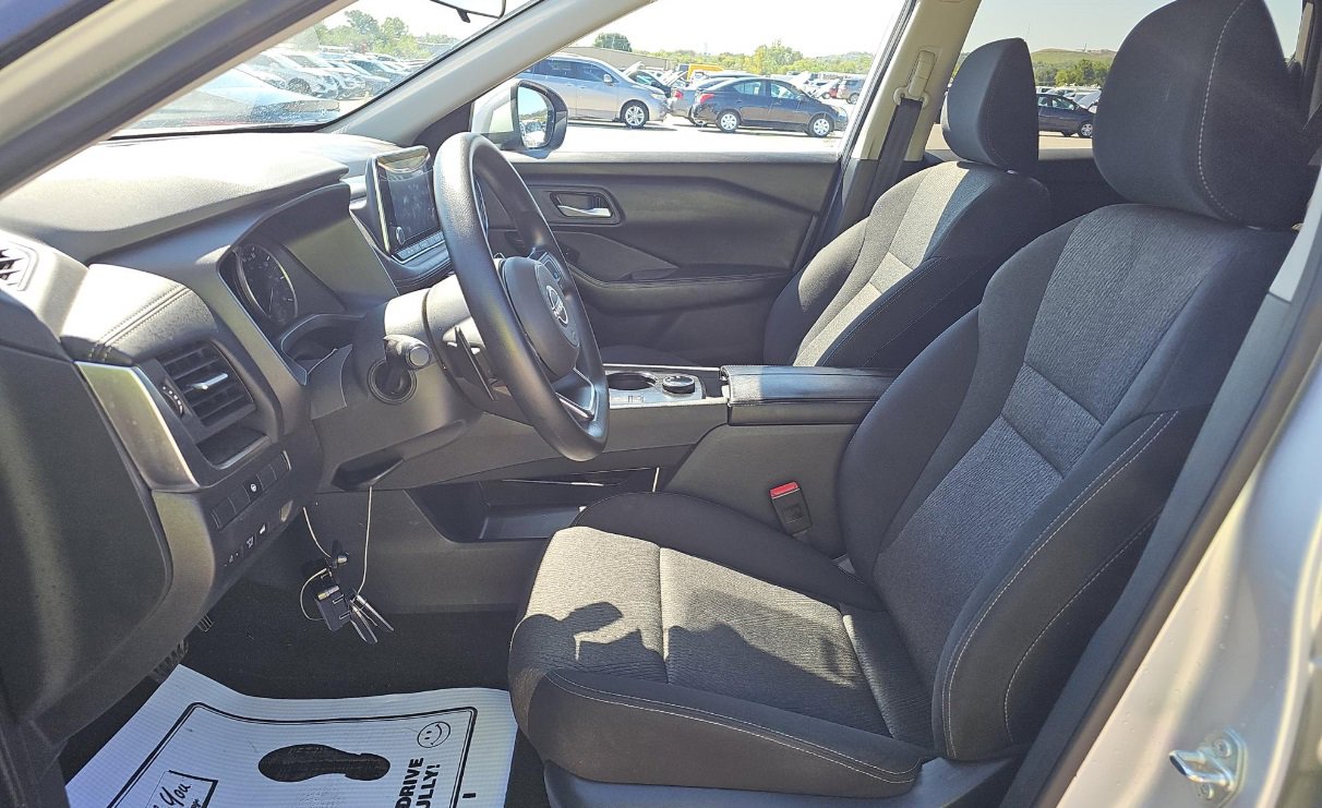 2024 Nissan Rogue SV photo 3