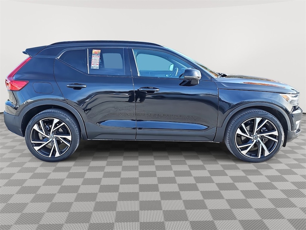 Used 2022 Volvo XC40 R-Design
