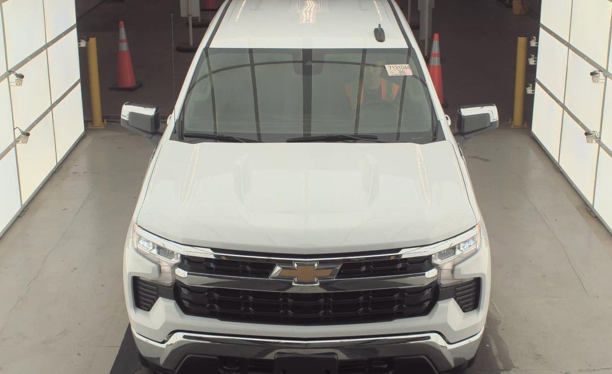 2023 Chevrolet Silverado 1500 LT photo 2