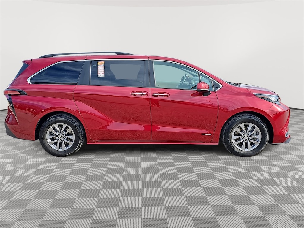 Used 2021 Toyota Sienna XLE Minivan