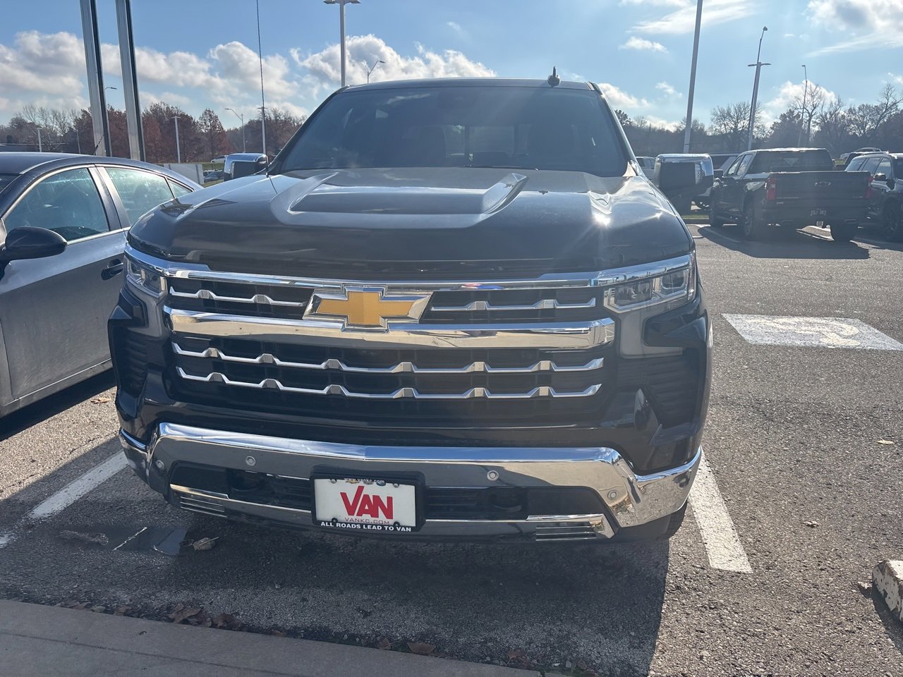2025 Chevrolet Silverado 1500 LTZ photo 2