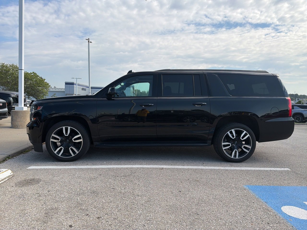 2020 Chevrolet Suburban Premier photo 3