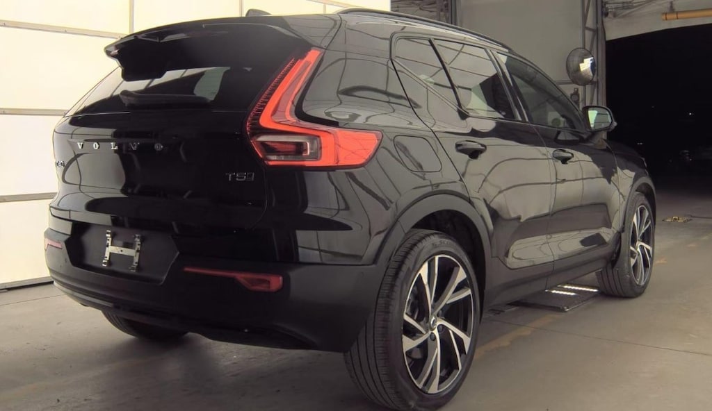 Used 2022 Volvo XC40 R-Design