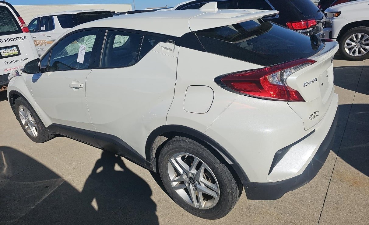 2021 Toyota C-HR LE photo 2