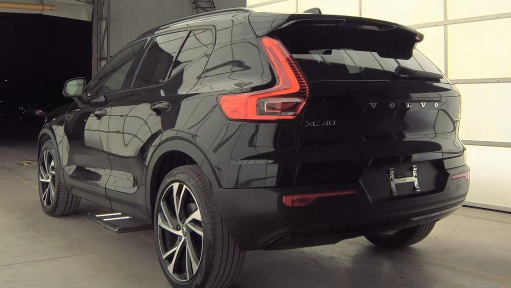 Used 2022 Volvo XC40 R-Design