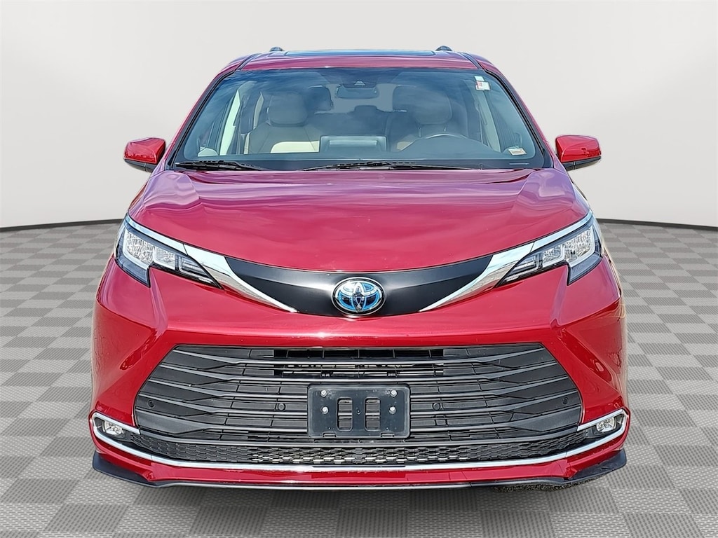 Used 2021 Toyota Sienna XLE Minivan