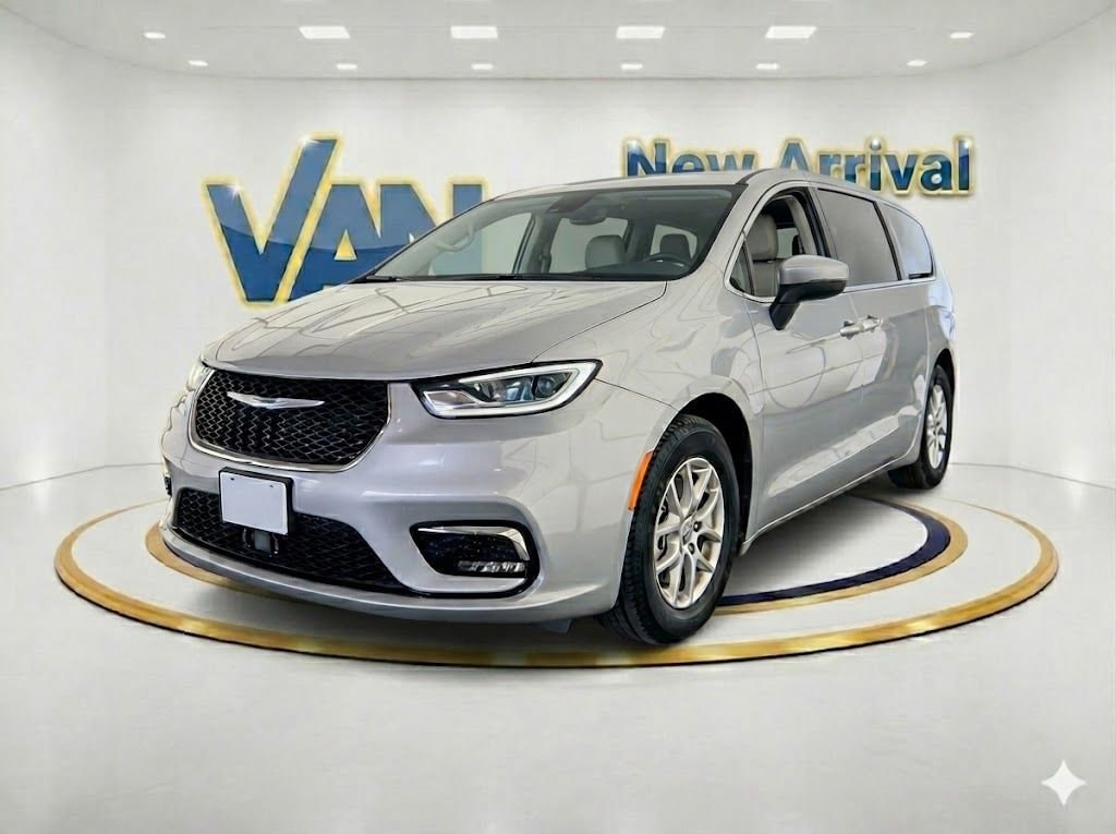 2023 Chrysler Pacifica Touring's photo