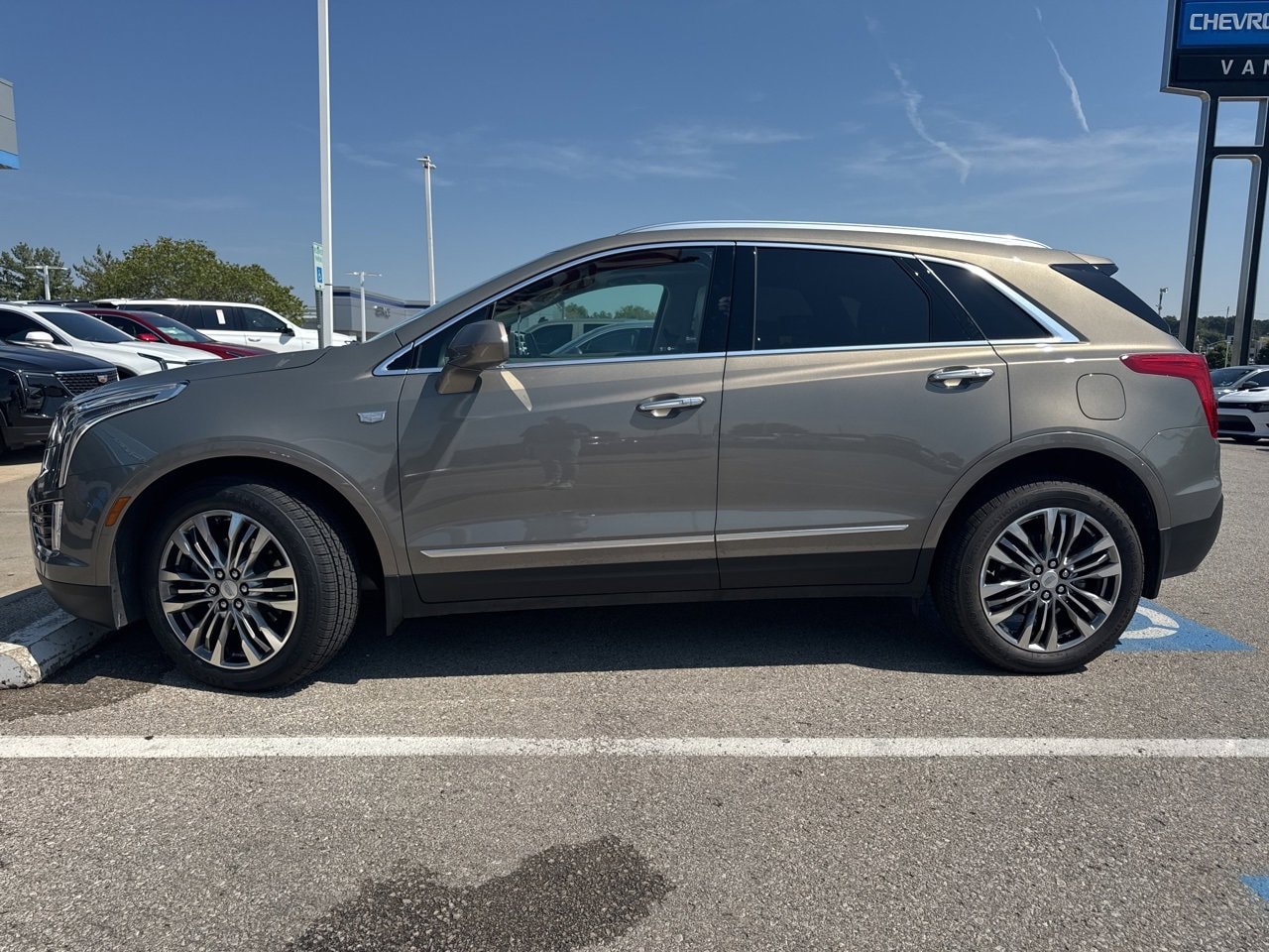 Used 2018 Cadillac XT5 Premium Luxury with VIN 1GYKNFRS6JZ223197 for sale in Kansas City
