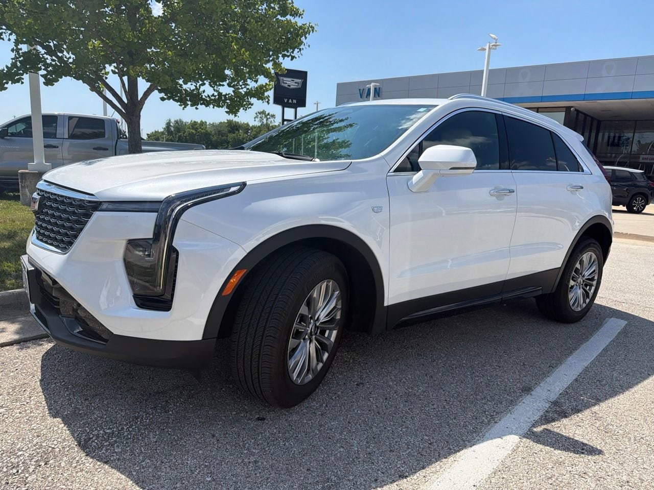 Used 2024 Cadillac XT4 Premium Luxury with VIN 1GYFZCR44RF220799 for sale in Kansas City