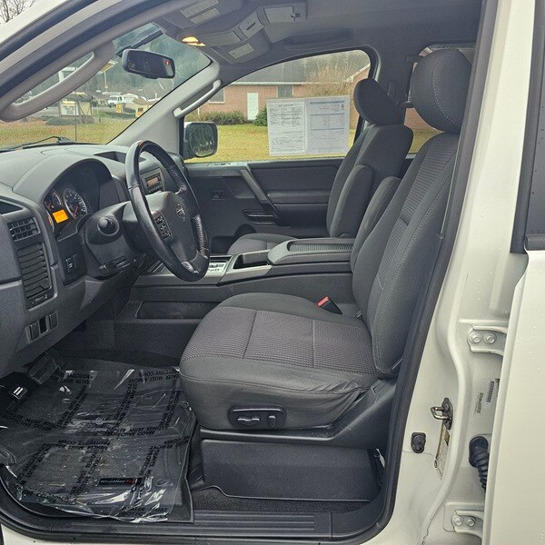 2010 Nissan Titan Crew Cab SE photo 2