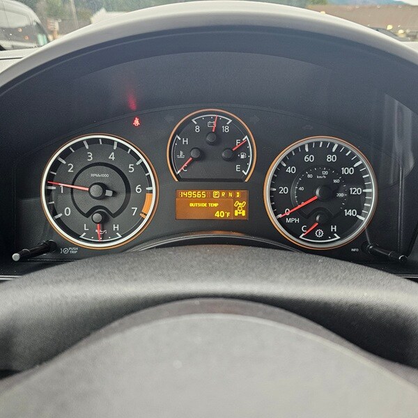 2010 Nissan Titan Crew Cab SE photo 4