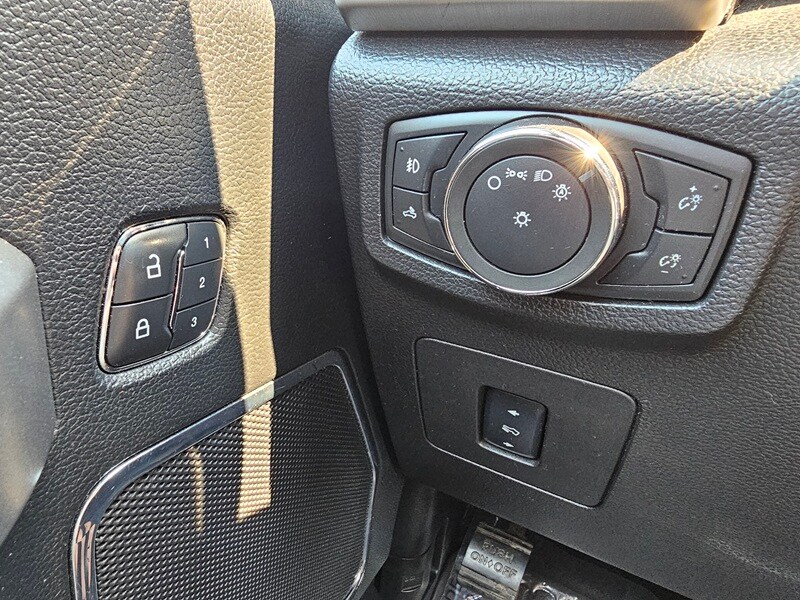 2016 Ford F-150 Platinum photo 4