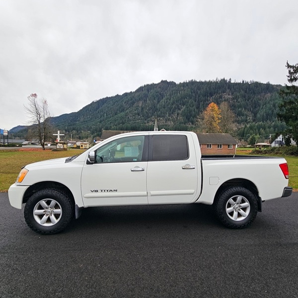 2010 Nissan Titan SE's photo