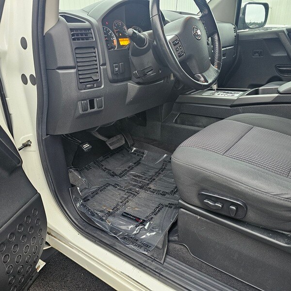2010 Nissan Titan Crew Cab SE photo 3