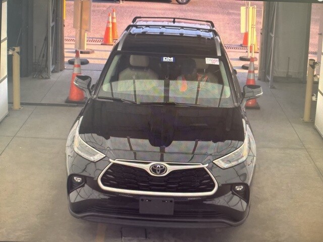 2022 Toyota Highlander XLE photo 2