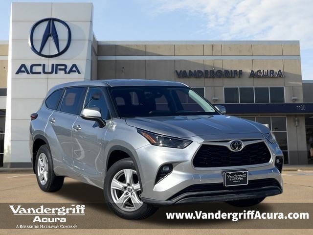 2023 Toyota Highlander LE's photo