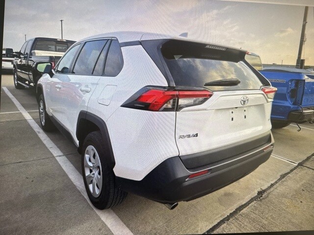 2023 Toyota RAV4 LE photo 3