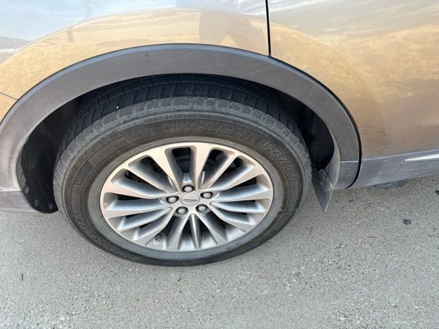 Used 2016 Luxe Metallic Lincoln Select image 6