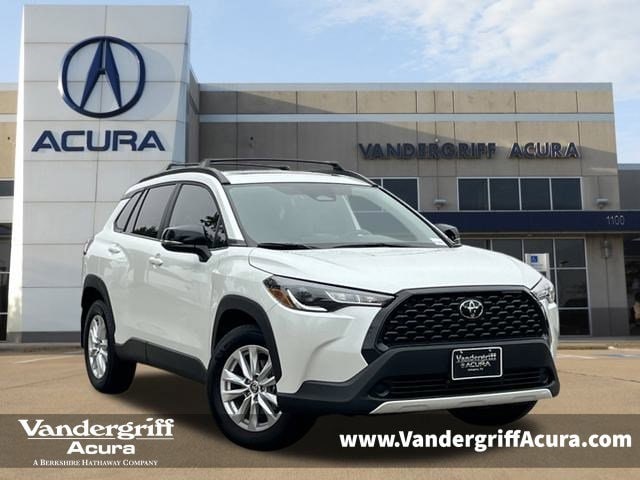 2025 Toyota Corolla Cross LE's photo