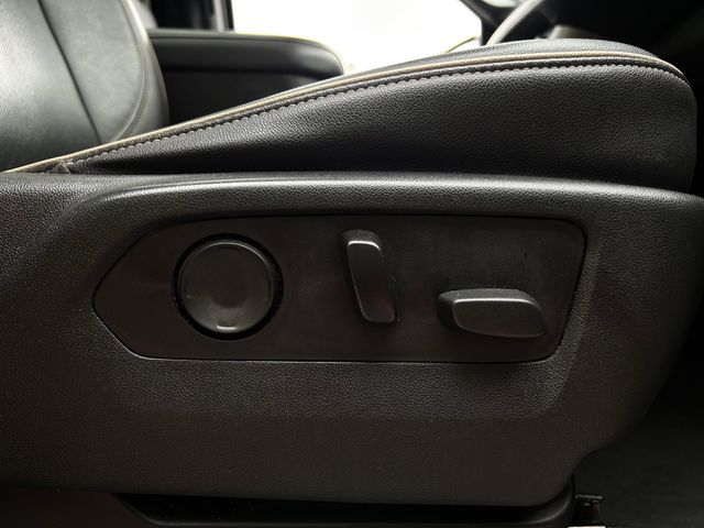 Used 2021 White Frost Tricoat GMC SLT image 31