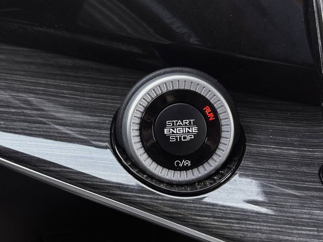 Used 2022 Diamond Black Crystal Pearlcoat Jeep Series II image 18