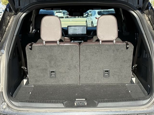 Used 2025 Agate Black Metallic Ford Platinum image 31