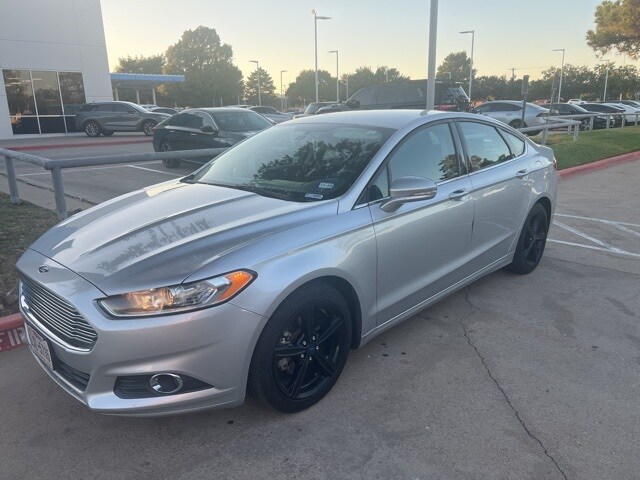 2016 Ford Fusion SE photo 2