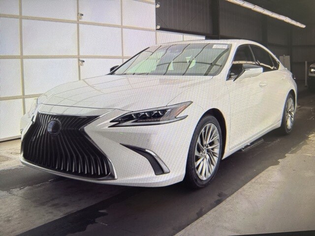 2021 Lexus ES 300h Ultra Luxury photo 3