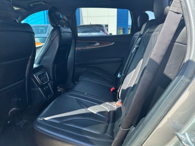Used 2016 Luxe Metallic Lincoln Select image 9