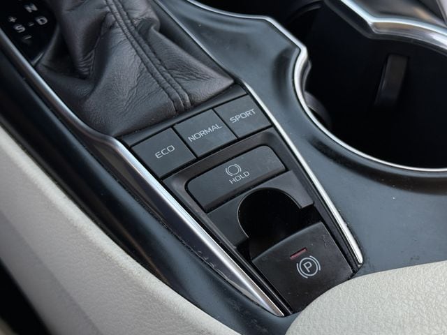 Used 2019 Wind Chill Pearl Toyota XLE image 20