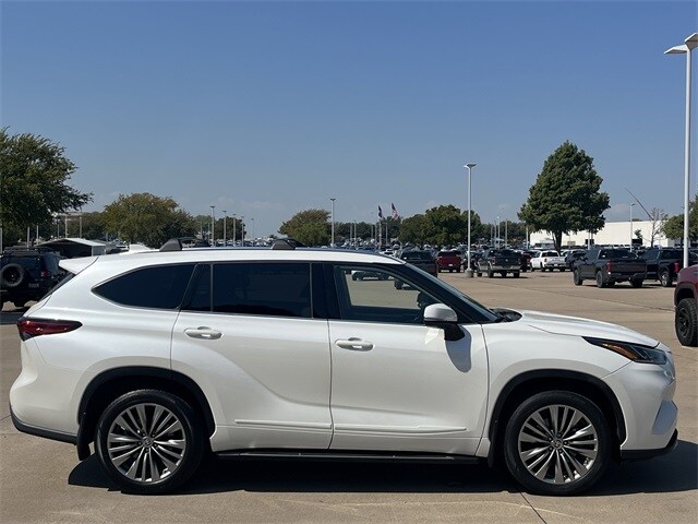 2021 Toyota Highlander Platinum photo 2