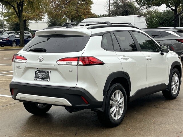 2025 Toyota Corolla Cross LE photo 4