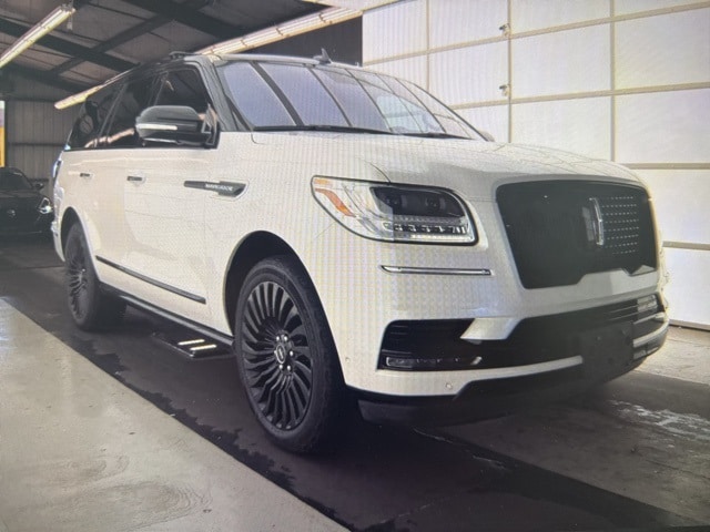 2018 Lincoln Navigator Black Label's photo