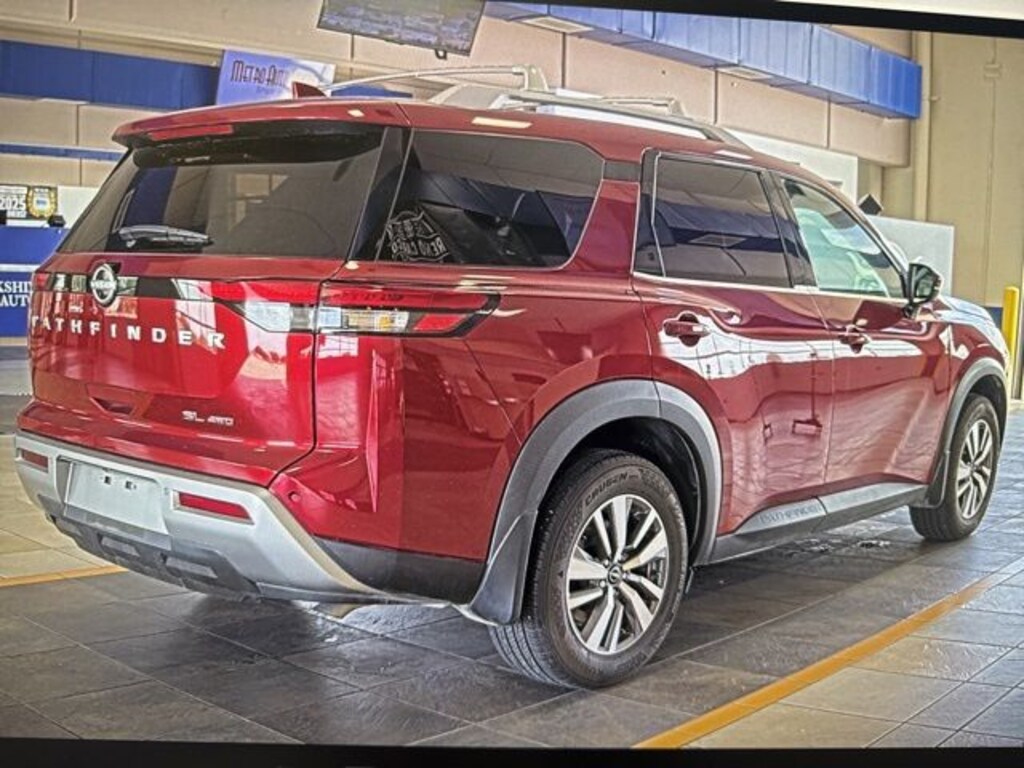 Used 2024 Nissan Pathfinder SL SUV