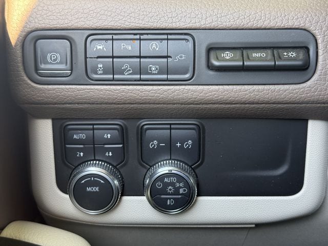 Used 2022 White Frost Tricoat GMC Denali image 21