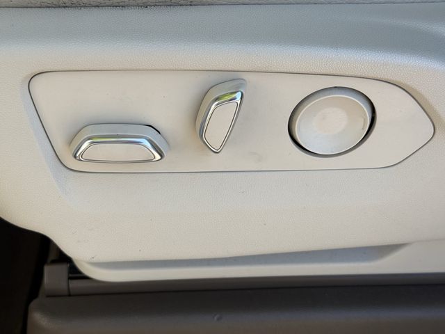 Used 2022 White Frost Tricoat GMC Denali image 24
