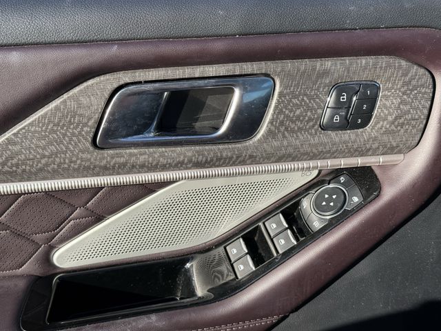 Used 2025 Agate Black Metallic Ford Platinum image 22