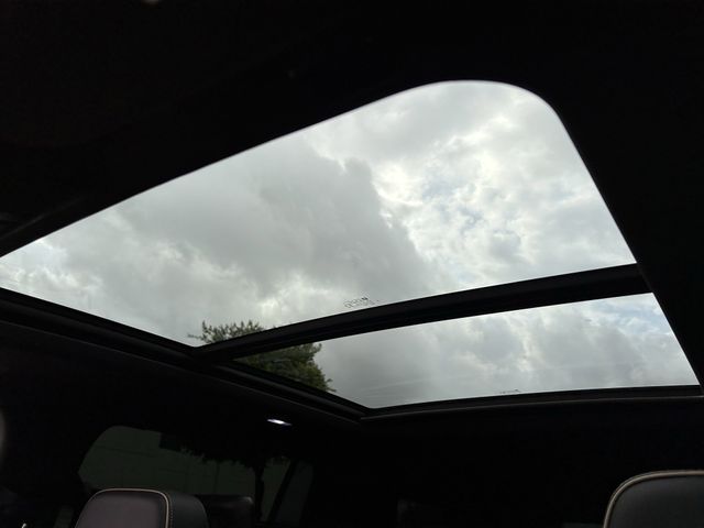 Used 2021 White Frost Tricoat GMC SLT image 27