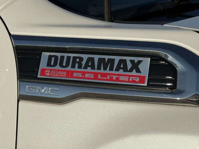 Used 2022 White Frost Tricoat GMC Denali image 9