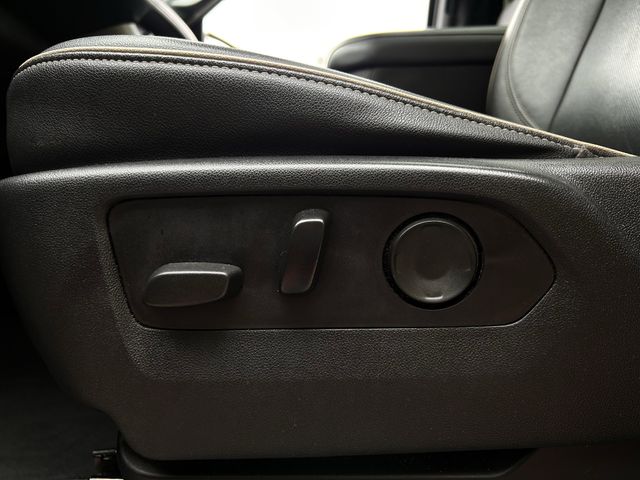 Used 2021 White Frost Tricoat GMC SLT image 29