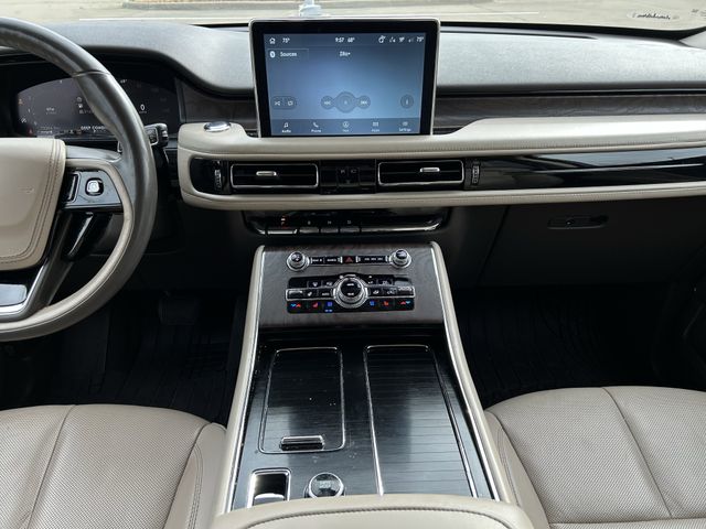 Used 2021 Pristine White Lincoln Reserve image 17