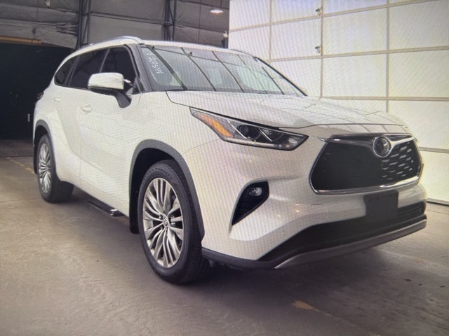 2022 Toyota Highlander Platinum's photo
