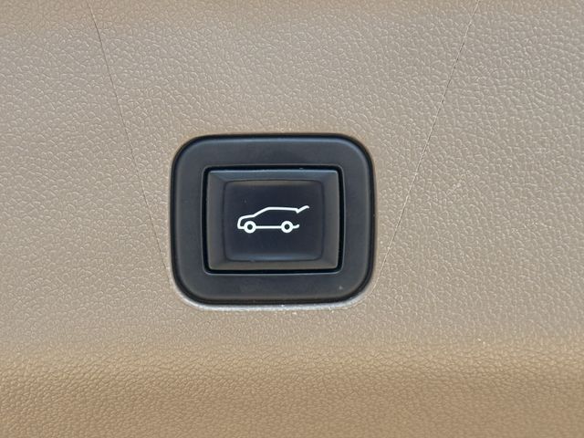 Used 2022 White Frost Tricoat GMC Denali image 31