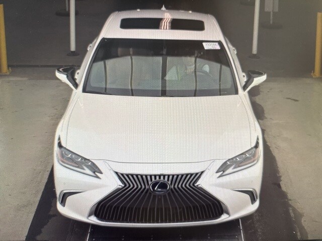 2021 Lexus ES 300h Ultra Luxury photo 2