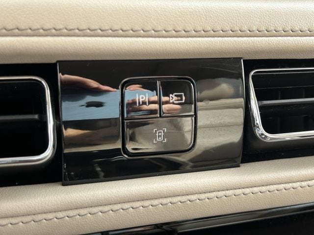 Used 2021 Pristine White Lincoln Reserve image 20