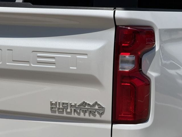 Used 2023 Iridescent Pearl Tricoat Chevrolet High Country image 7