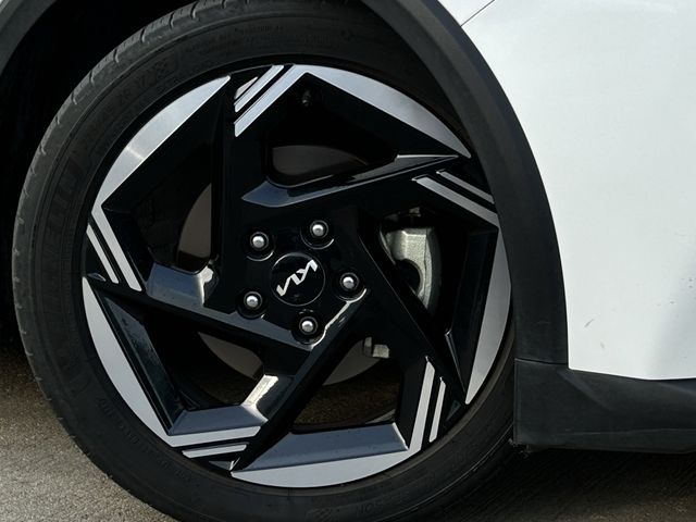 Used 2025 Snow White Pearl Kia EX image 10